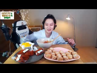 [생]슈기x김희철 송주불냉면+만두 먹방ㅋㅋㅋㅋ afreecatv video