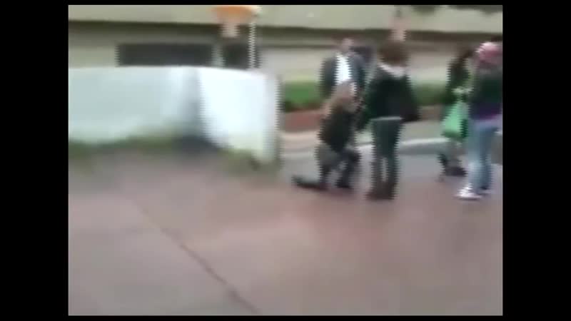 Чернокожие мигранты избивают француженку