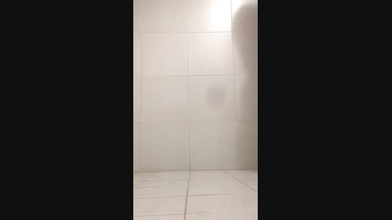 Banyoda amına şişe sokuyor