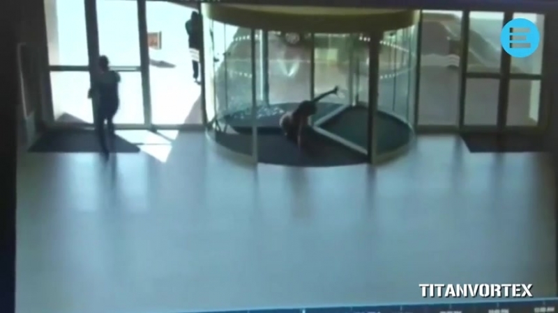 Так спешила,что не заметила стекло