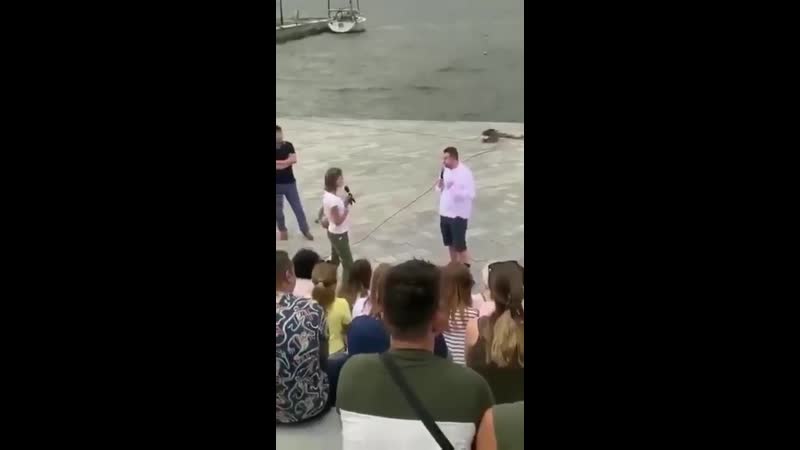 Глава фракції "слуга народу" арахамія вирішив поспілкуватися з громадянами у модному форматі але щось пішло не так