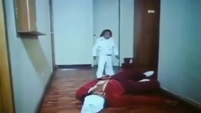 Мелкий чудик в белоснежном костюме делает вещи!