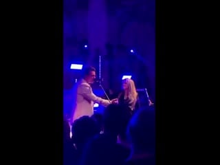 Harry hugging stevie nicks after performing landslide at the gucci cruise 2020 after party may 28 via priyankarkapadia