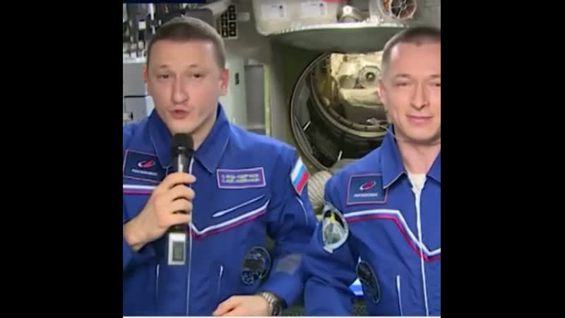 Российские космонавты сергей рыжиков и сергей кудь сверчков поздравили женщин с праздником 8 марта