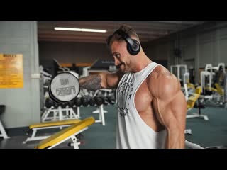 Chris bumstead eating & shoulder workout