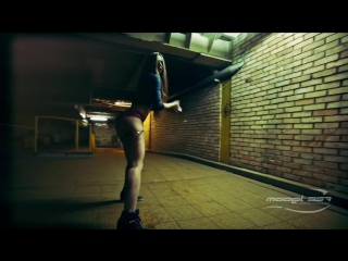 Женя в фиолетовых трусиках twerk