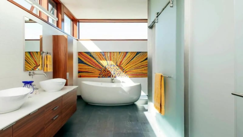 Мозаичное панно в ванной комнате