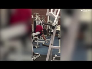 Gym fail׃ man chest presses with head