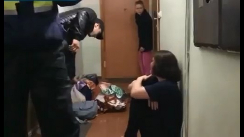 Ревнивец зверски избил девушку в присутствии полицейских