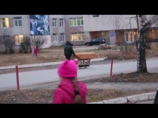 Мужчина возил по улицам гроб на колёсиках