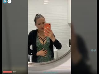 Сексуальная девушка в платье снимает себя в зеркало periscope перископ