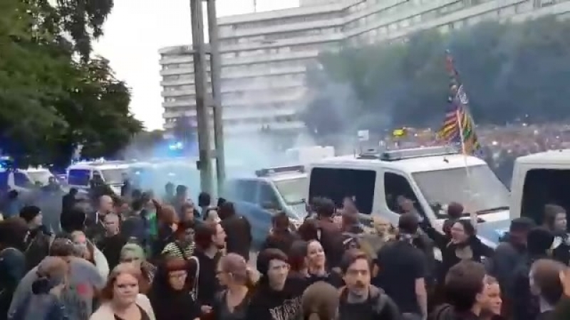 После молодые 35 летнего местного жителя мигрантами из сирии и ирака, тысячи ультраправых немцев вышли на улицы хемница