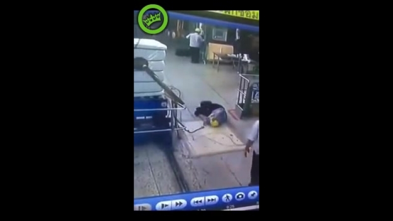 Наглядная демонстрация необходимости каски на производстве