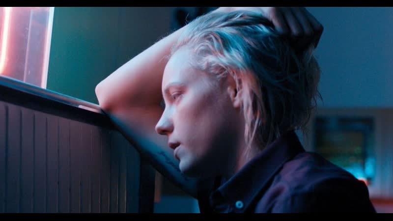 "below her mouth" нетипичная откровенность