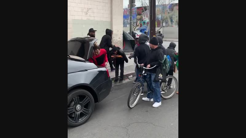 Lil pump раздаёт пиццу беднякам в skidrow