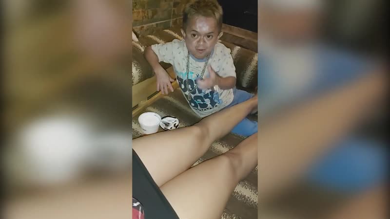 Jorgito Le Pone Crema En Las Piernas De Luisa [ Jorgito El Guayaco ]