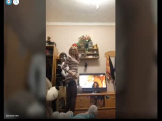 Сексуальная девушка собирается и переодевается periscope перископ