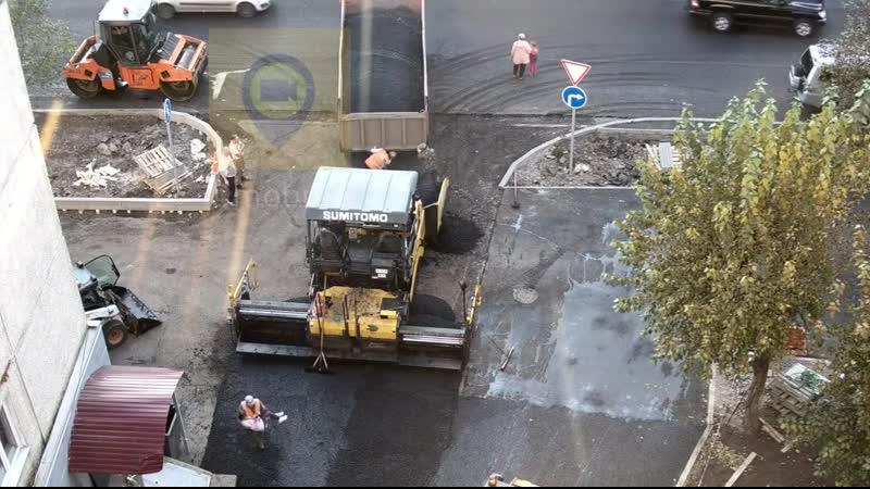 Дорожный рабочий перенес девушку через горячий асфальт в красноярске