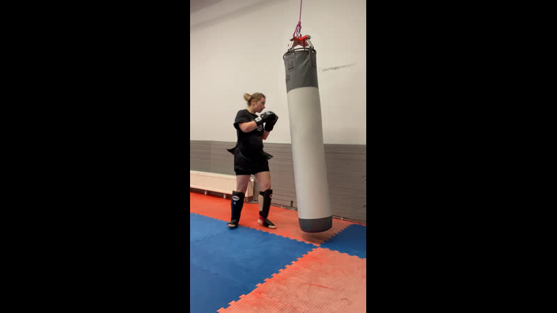 Оксана молотит грушу )