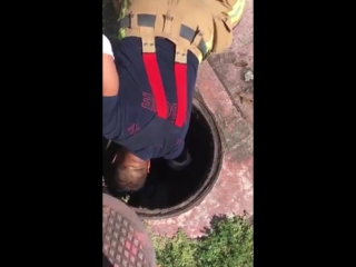 Firefighter rescue a kitten from a manhole