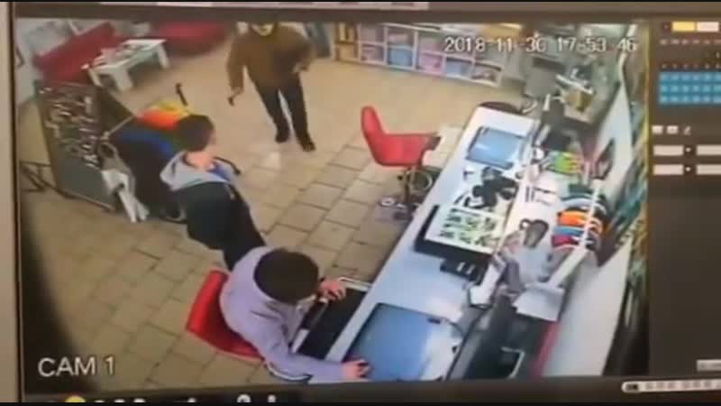 Нападение грабителя в маске и с топором на процентр на юбилейной в кривом роге