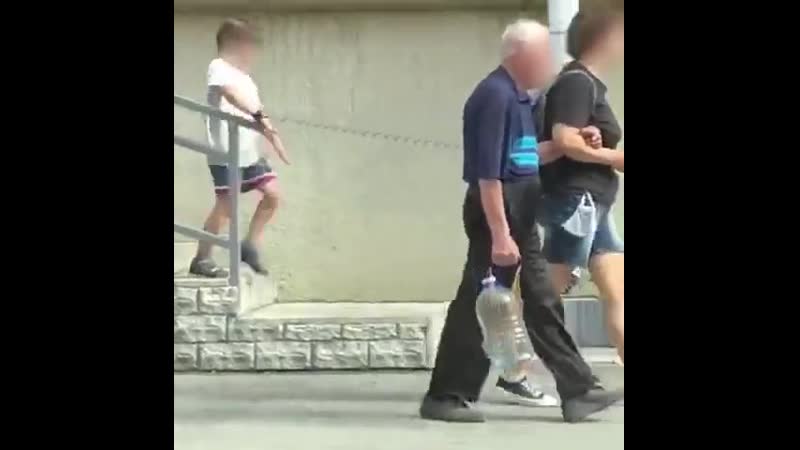 В кургане женщина пристегнула цепью к своей руке молодые сына