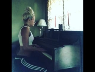 Лив морган на пианино