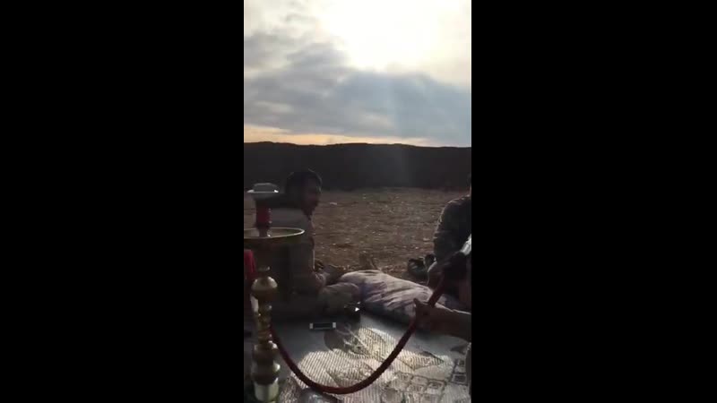 Ополченцы рпк(сдф) культурно отдыхают на кпп около населенного пункта кахтанийя на севере сельской местности хасаки #сирия