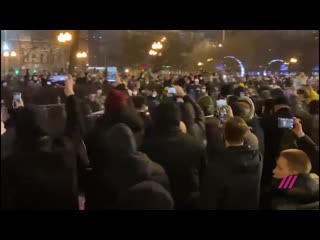 В москве закидали снежками автомобиль с мигалкой