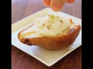 Baked pears with cinnamon and mascarpone cream