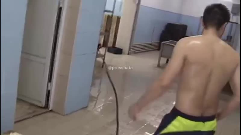 А вот так этот божественный продукт готовят потные полуголые гастарбайтеры в нижегородской области