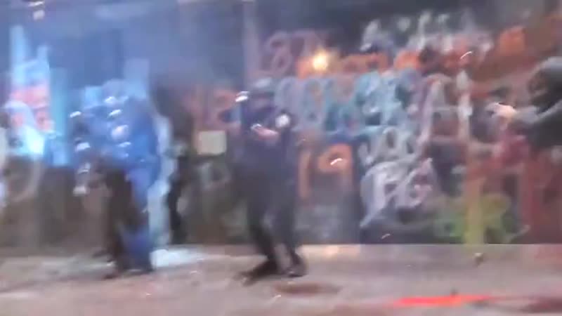 Полиция американского портленда жёстко работает на подавление бунта (именно так события официально квалифицируют) возле здания ф