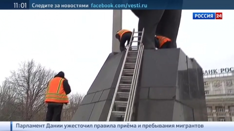 Донецкому ленину повредили правую пятку