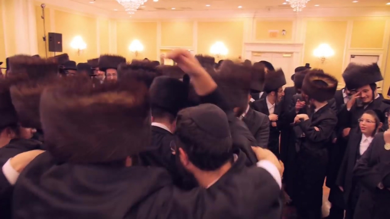 The entire shira choir, shea berko, yanky briskman and motty jay dancing with shraga gold at hin מקהלת שירה המלאה שם שיע ברקו ומ