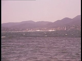 Голова закопанная в песке dans la chaleur de st tropez / в жару сен тропе (gerard kikoine / marilyn jess /alpha france) [1981 г