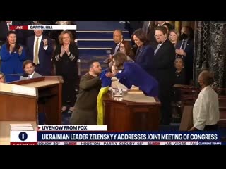 Ненси пелоси целует ручку зеленскому (pelosi kisses zelensky's hand)