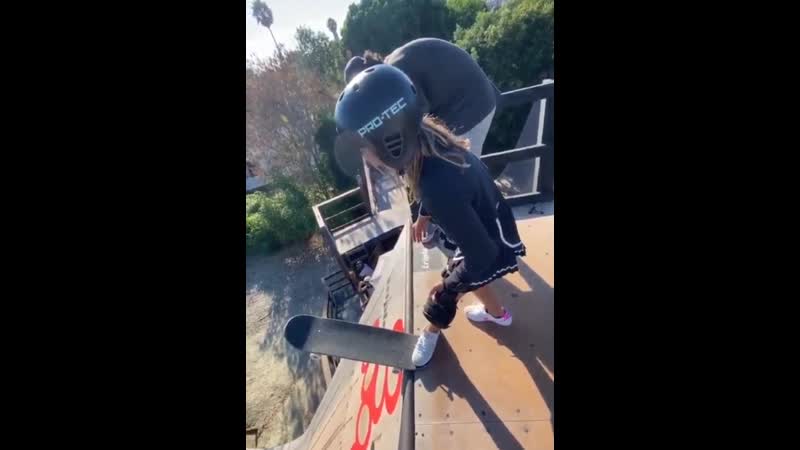 Очень смелая девочка на скейте покоряет 30 метровую мега рампу