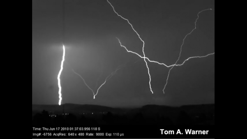 Удар молнии 9000 кадров в секунду, завораживает (огого видео)