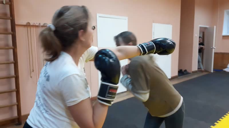 Оля делает уклоны тренироа в зале