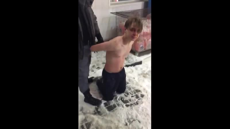 Полуголый неадекват на воронежской запрае