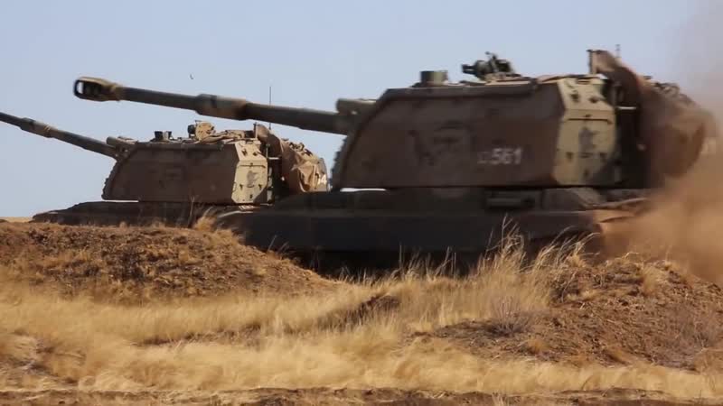 Кадры стрельбы самоходных гаубиц «мста с» на полигоне прудбой в ходе скшу «кааз 2020»