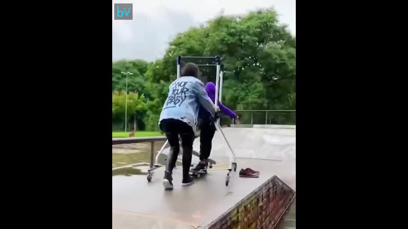 Мама помогает сыну с дцп покататься на скейте