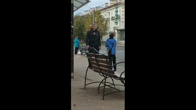 Школьник заступился за бабушку, но получил лещей от пьяницы