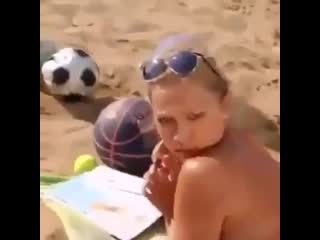 Одинокая девушка на пляже