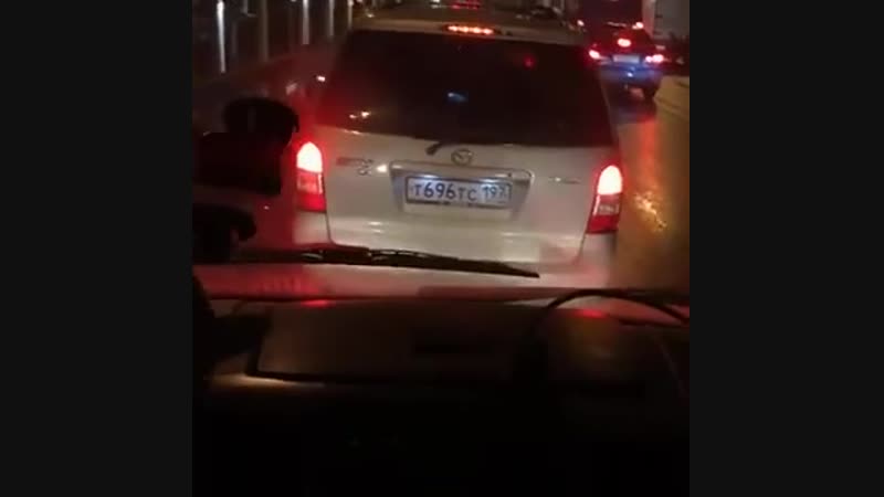 Водитель не пропускает скорую, принципиально