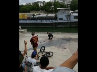 La bonne synchro
#bmx #streetsession #bmxday #fren париж 24 07 2017