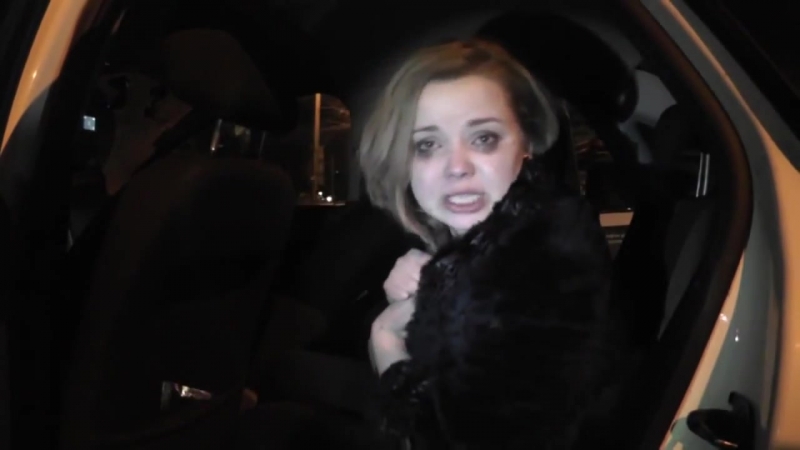 Девушка решила что сиськи спасут мир