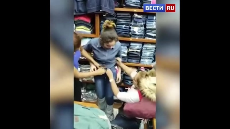 Прежде чем сдать вороу в полицию, продавцы надавали ей пощечин