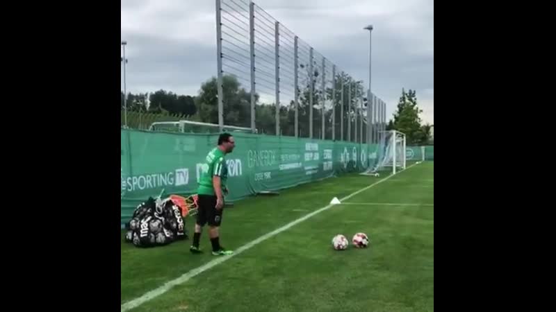 Паулиньо тоже умеет забивать непростые голы