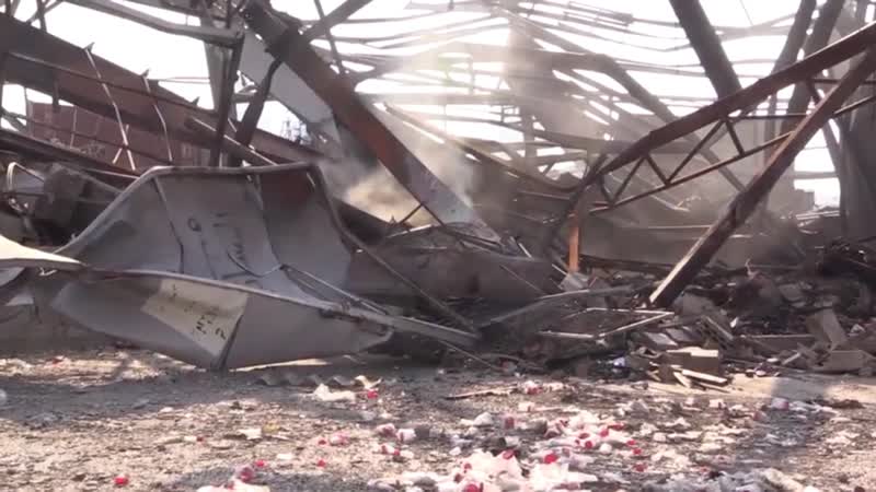 Спасатели помогают с разбором завалов в порту бейрута, молодые ищут людей под завалами